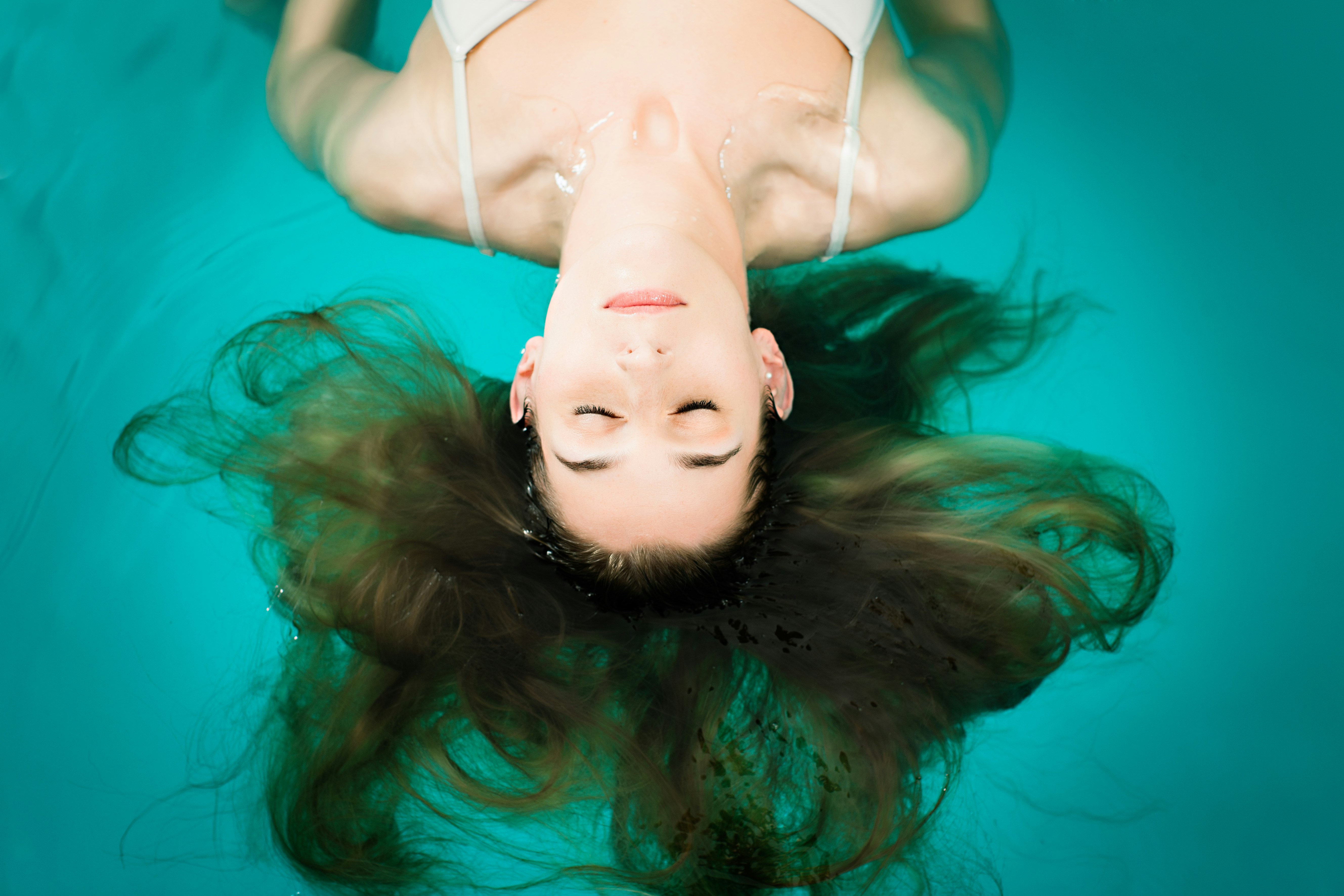 Експозиційна терапія передбачає поступове занурення у воду на все більшу глибину, одночасно практикуючи техніки релаксації, такі як глибоке дихання або медитація. 