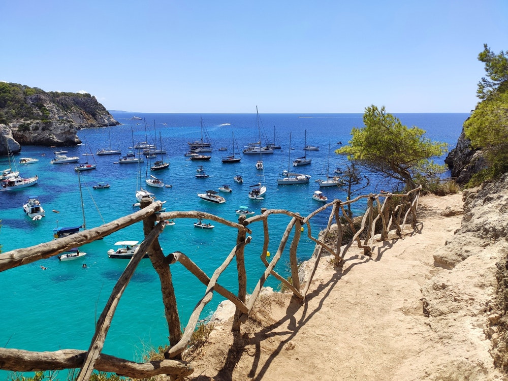 La famosa spiaggia paradisiaca di Cala Macarella, con acque turchesi e pinete, sulla costa meridionale di Minorca, Isole Baleari, Spagna.
