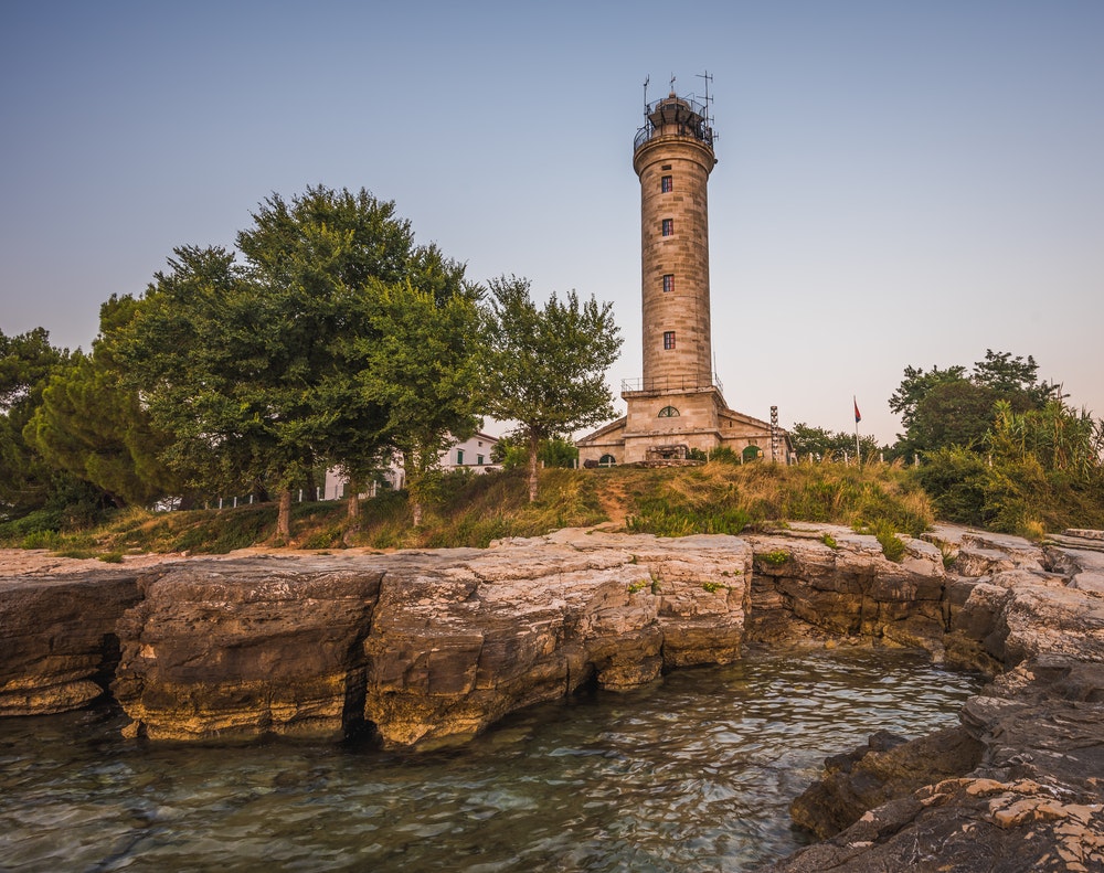 Balkan Yarımadası'nın en batı noktasında Hırvat kıyısında Savudrija Deniz Feneri. 1818 yılına dayanan Hırvatistan'ın en eski deniz feneri.
