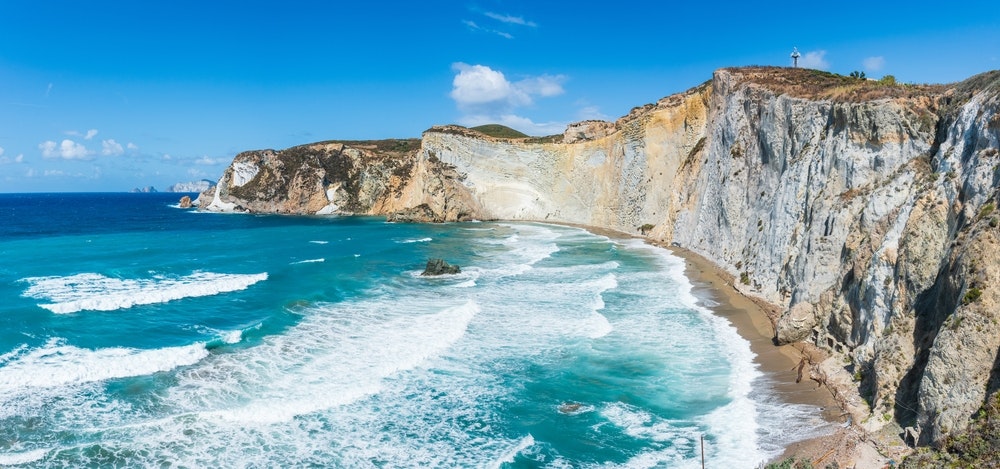 A bela praia de Chiaiaia di Luna na ilha de Ponza. Infelizmente, a praia está fechada aos turistas devido à queda de rochas.