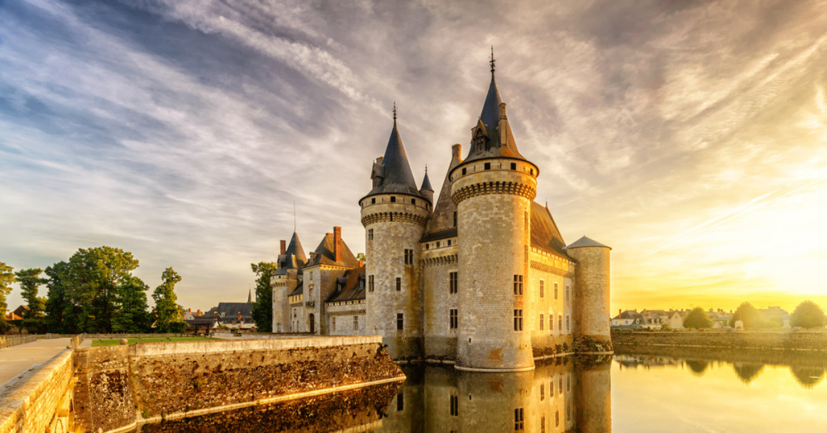 Castillo de Sully-sur-Loire al atardecer, Valle del Loira, Francia