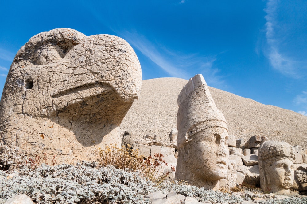 Кам'яні голови орла, цар Антіох і богиня Тихе на знаменитій горі Немрут, Кахта, Туреччина. Поховальний комплекс був побудований в 65 році до нашої ери.