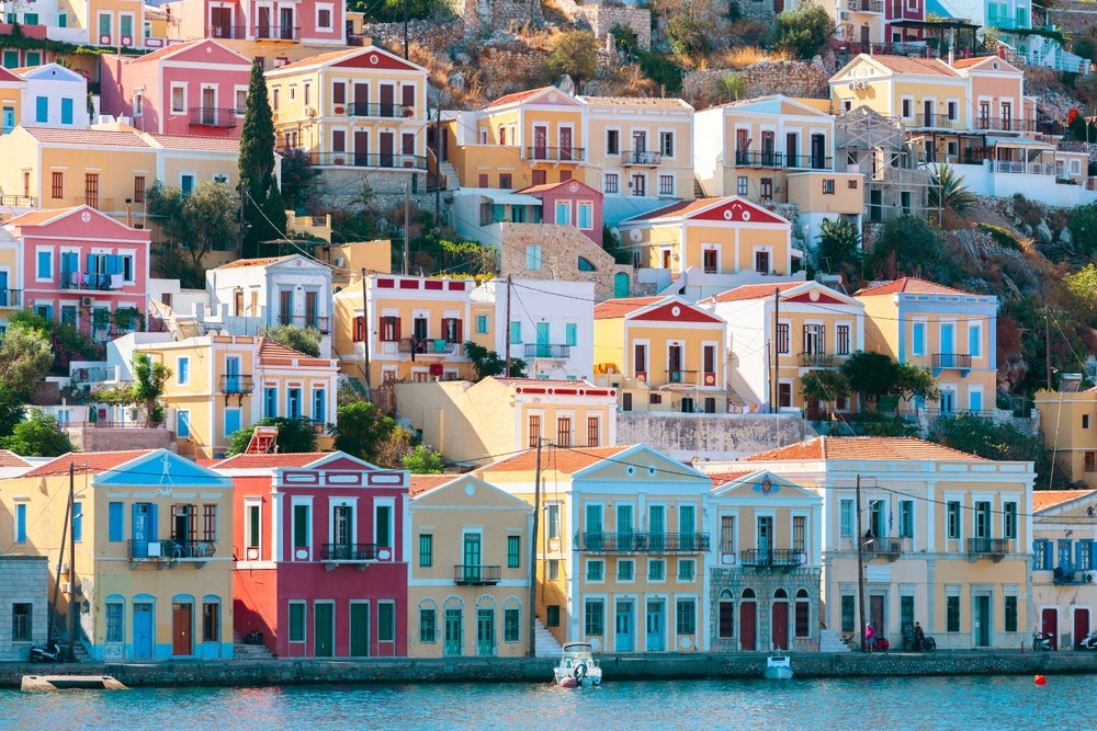 Blick auf traditionelle bunte Häuser auf der Insel Symi, Griechenland, Dodekanes