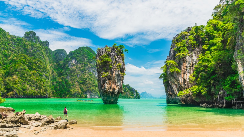 Samotna wąska wysoka niezwykła wyspa u wybrzeży Phuket, Tajlandia