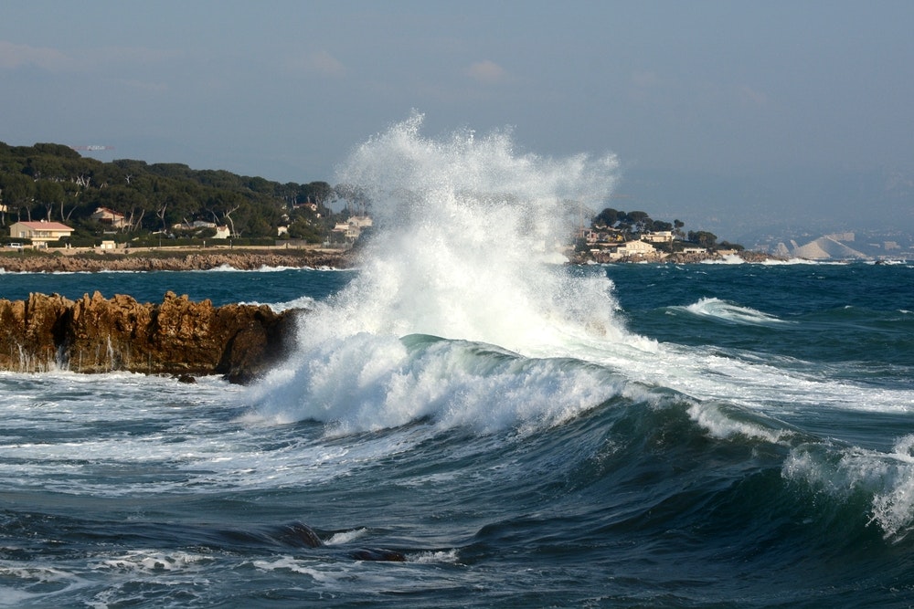 Σε ισχυρούς ανατολικούς ανέμους, ισχυρά κύματα χτυπούν τα βράχια.