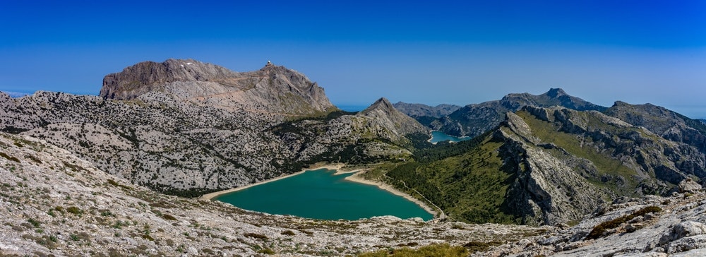 Die felsigen Berge der Serra de Tramuntana auf Mallorca mit einem Bergsee