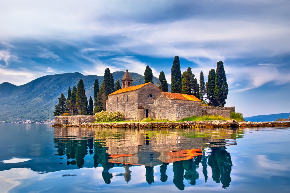 Die Insel St. Georg, Montenegro, mit einer kleinen Kirche.