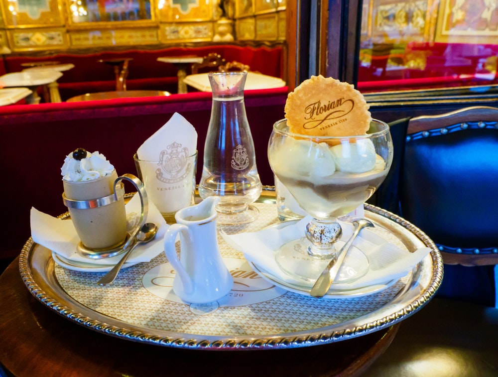  Caffè Florian, gegründet 1720 in Venedig. Es ist das älteste Café der Welt und befindet sich auf dem Markusplatz.