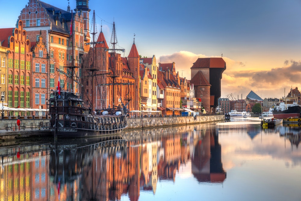 Gün doğumunda Motlawa Nehri üzerindeki güzel eski şehir ile Gdansk