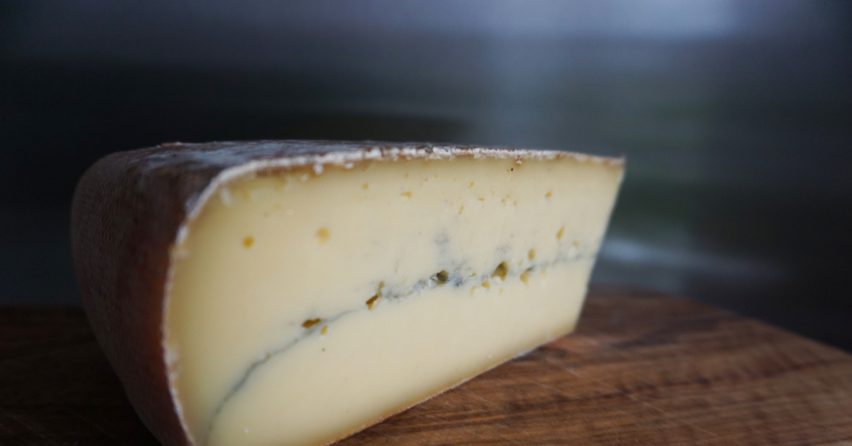 Morbier, een halfzachte kaas van koemelk uit de Franche-Comté 