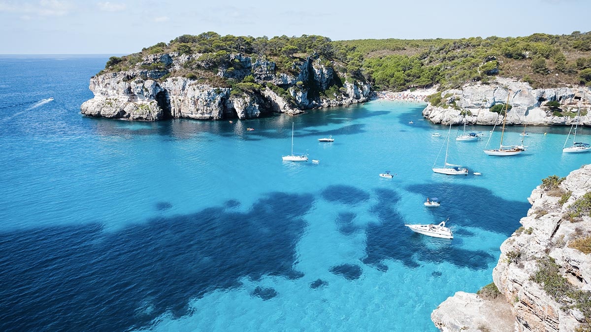 Den charmerende strand Cala Macarellet på øen Menorca