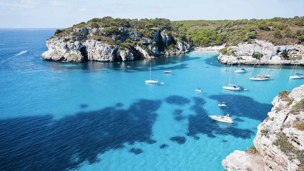 Den sjarmerende stranden Cala Macarellet på øya Menorca