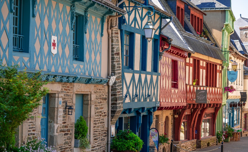 Houten huizen in het historische centrum van Josselin, Bretagne, Frankrijk. Traditionele huizen met houten kozijnen.