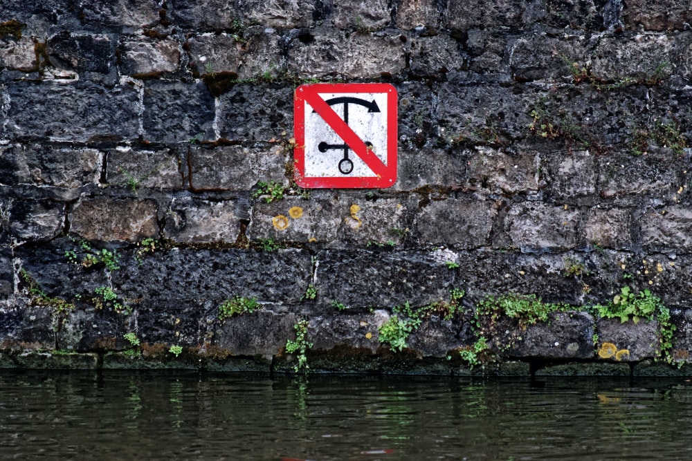 Un cartello che vieta l'ancoraggio. 