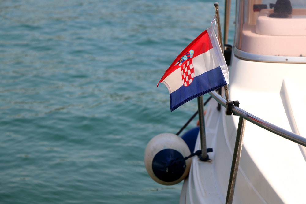 Bandera croata en la proa del barco.