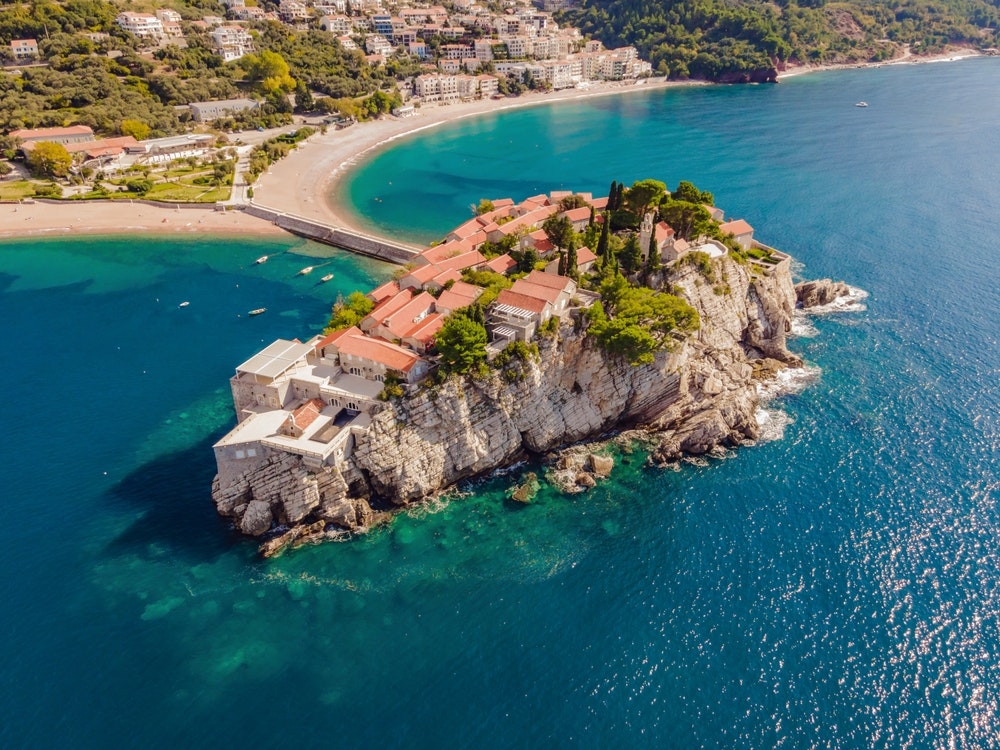 Panoraamvaade Sveti Stefani saarele Budvas kaunil suvepäeval, Montenegros.