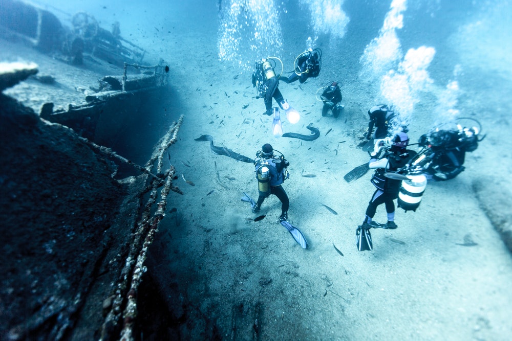 Mergulhadores num naufrágio. 