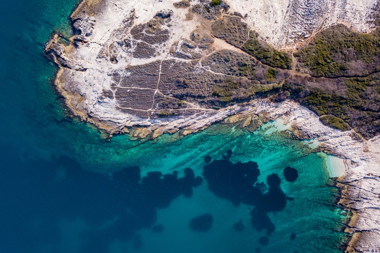 Η καθαρή θάλασσα κοντά στο ακρωτήριο Kamenjak είναι ιδανική για κολύμβηση με αναπνευστήρα