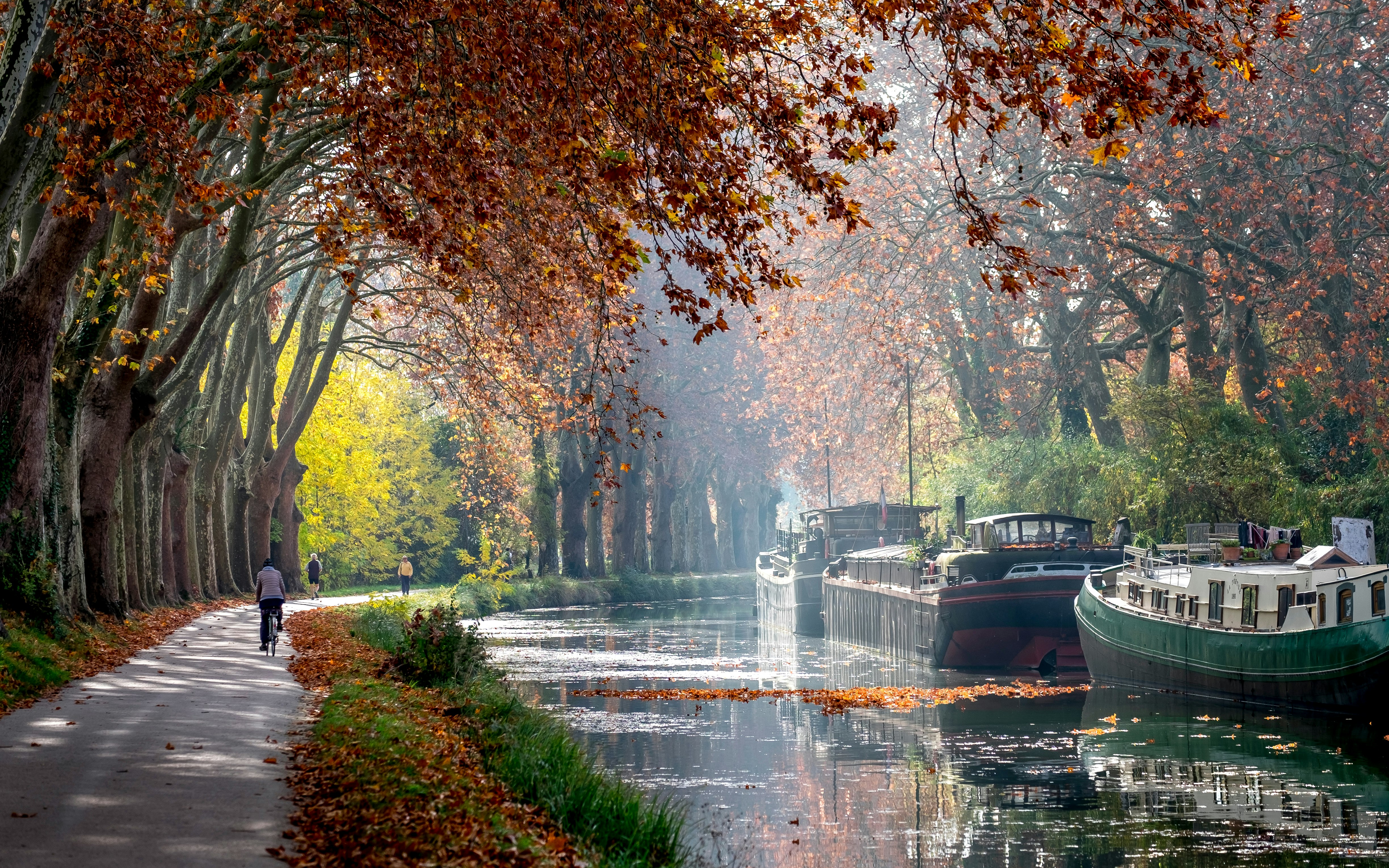 Wasserkanal mit Hausbooten im Herbst, Radweg