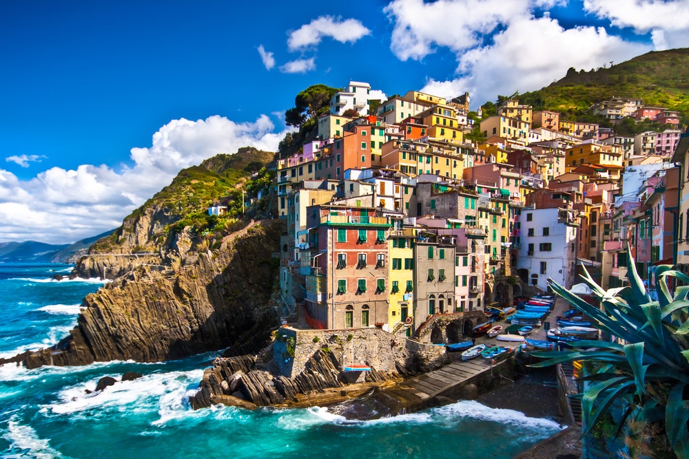 Riomaggiore je jednou z piatich známych farebných dedín Cinque Terre v Taliansku.