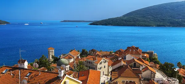 Město Herceg Novi v zátoce Boka Kotorská