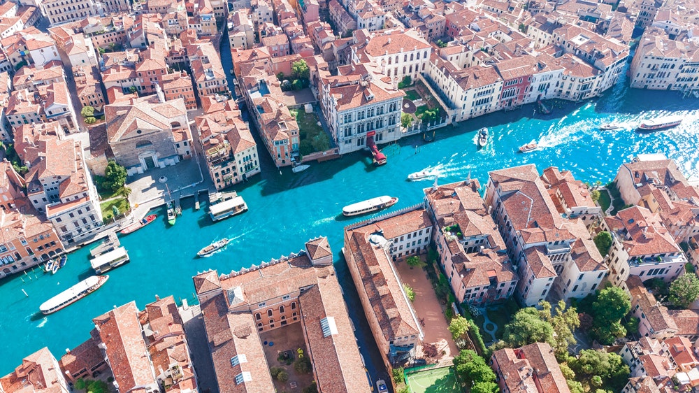 Venezia, laguna veneziana e case dall'alto, Italia.