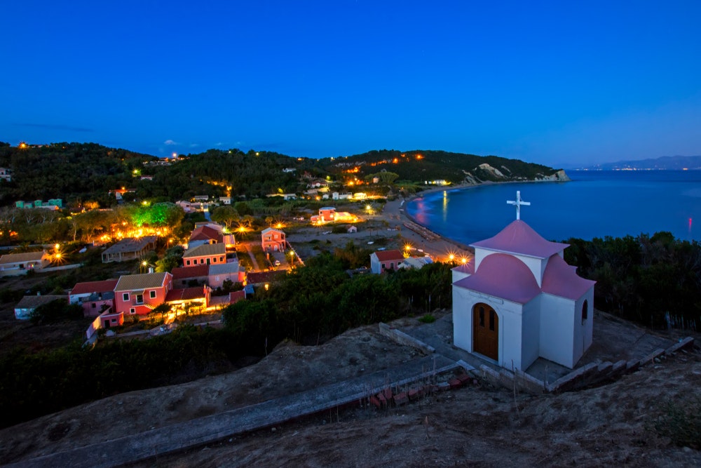 Vacker utsikt över ön Erikousa med den ortodoxa kyrkan i Erikousa på natten, Grekland