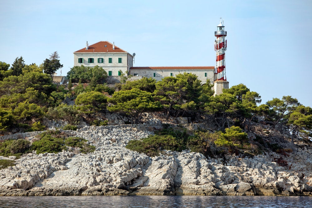 Faro de Tajer en Sestrenica Vela, Croacia.