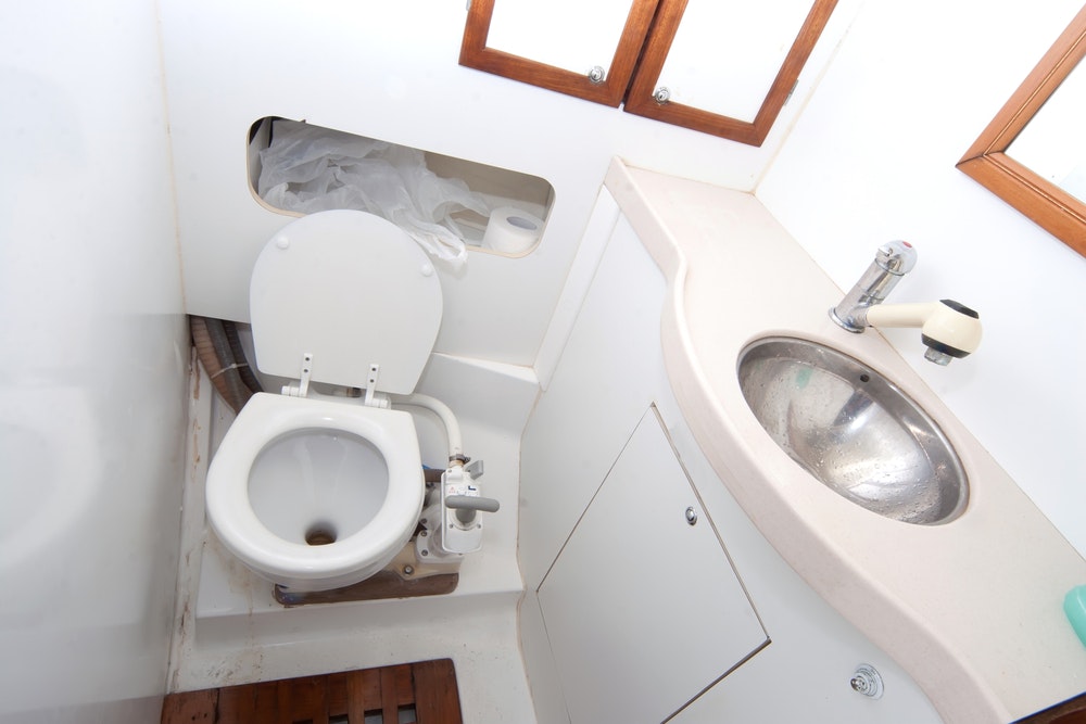 Toaleta na łodzi.