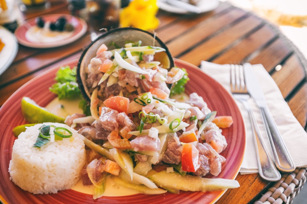 Mancarea nationala tahitiana, este o salata de peste crud numita Poisson Cru in Polinezia Franceza