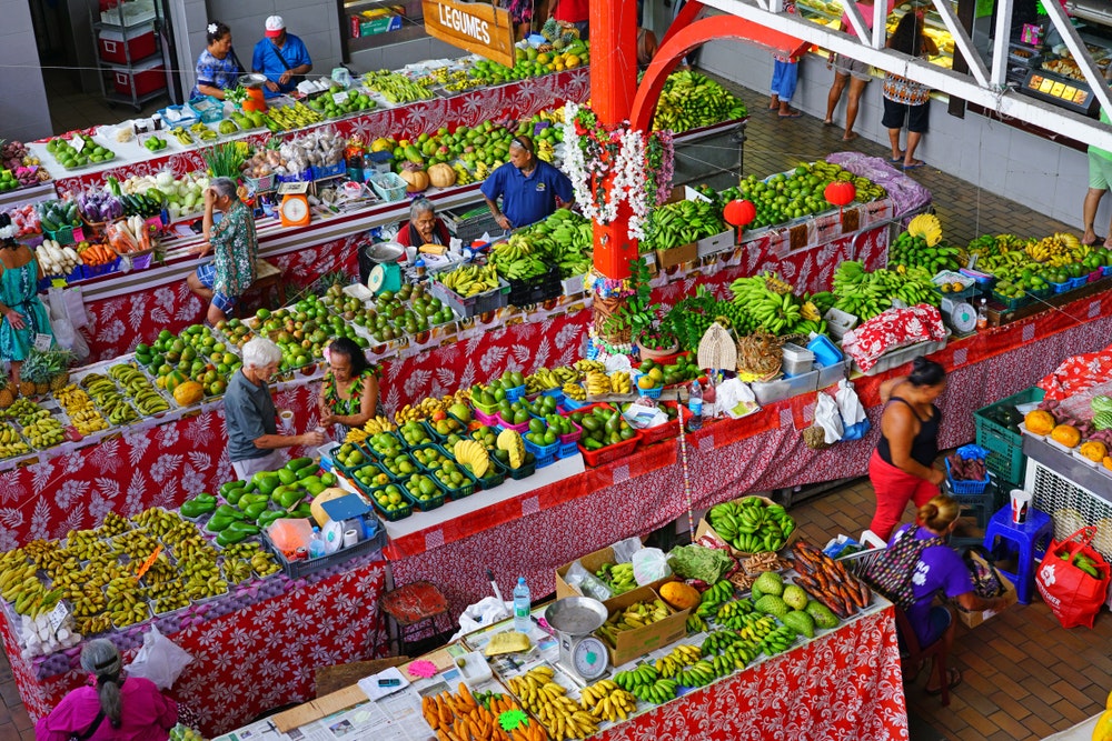 En stor offentlig marknad inomhus med lokala souvenirer, hantverk och mat i centrum av Papeete, Tahiti, Franska Polynesien.