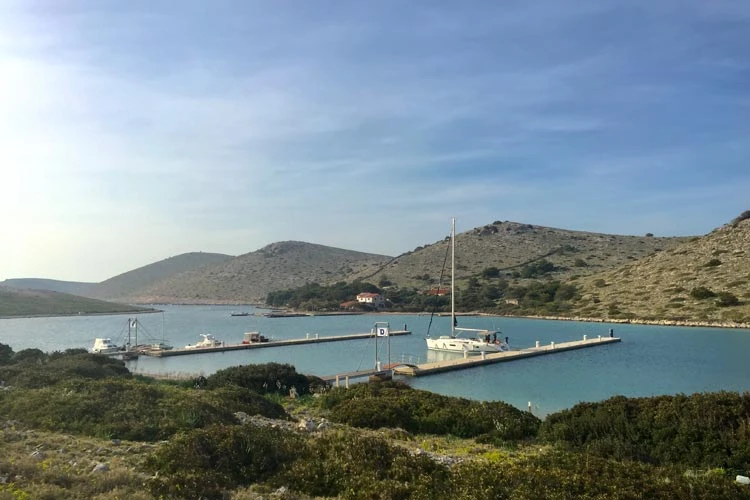 Collecting garbage from the beaches with Sail Blue