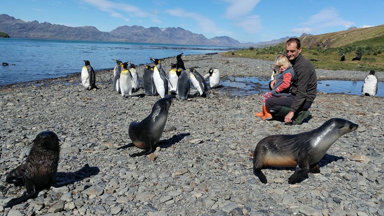 Jiří Denk ar meitu Haničku starp pingvīniem un jūras lauvām