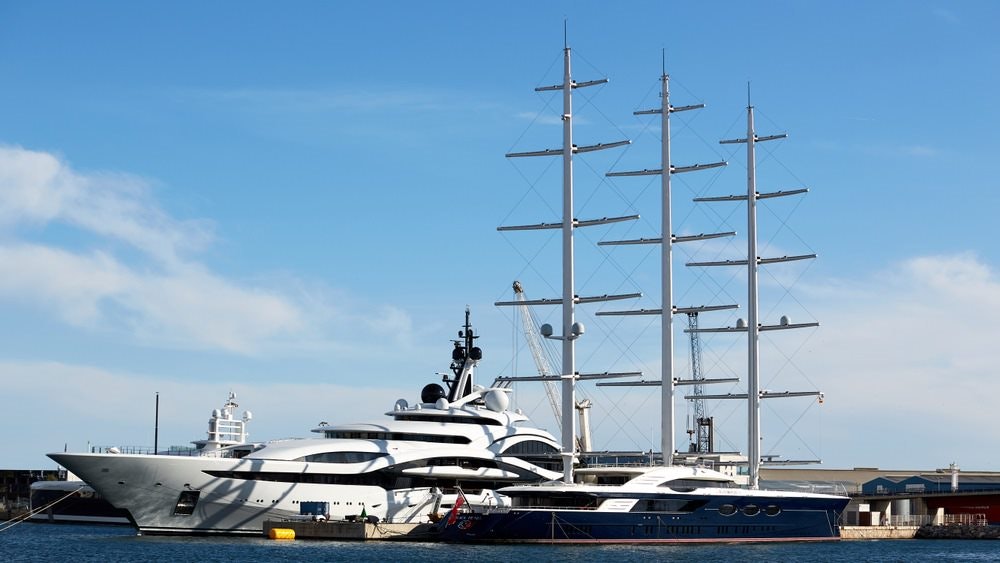 die größte Segelyacht "Black Pearl" in einem Seehafen geparkt