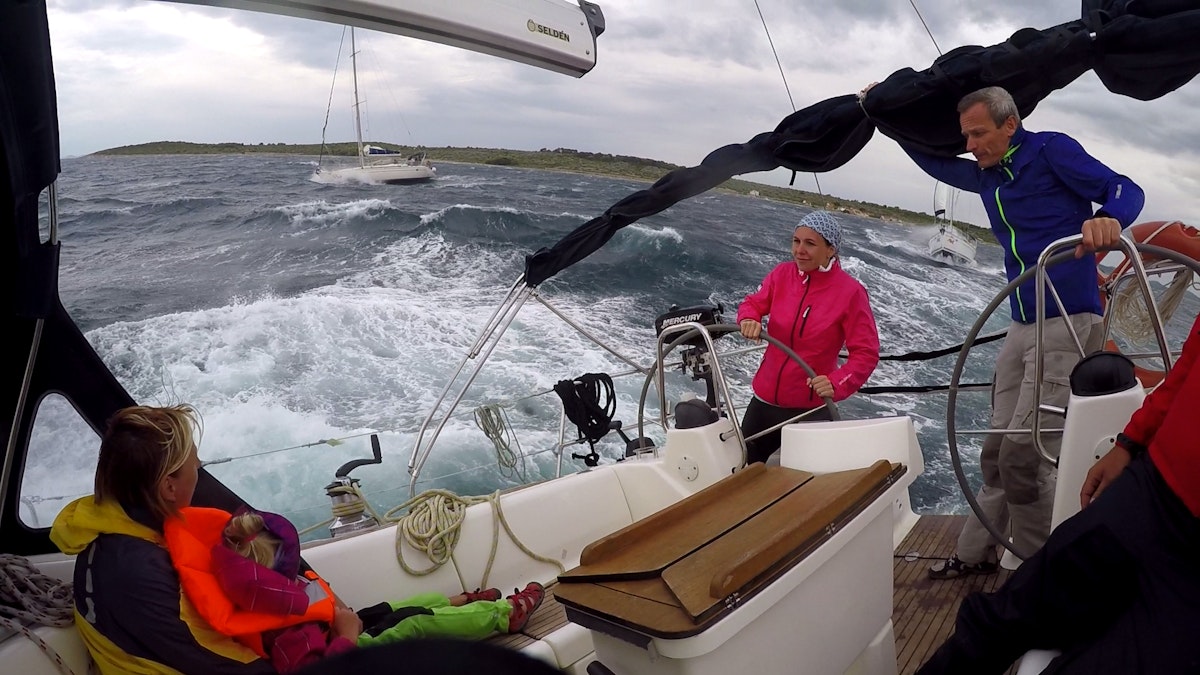 När kroatiska Bora träffar: hur det ser ut från däcket på en segelbåt