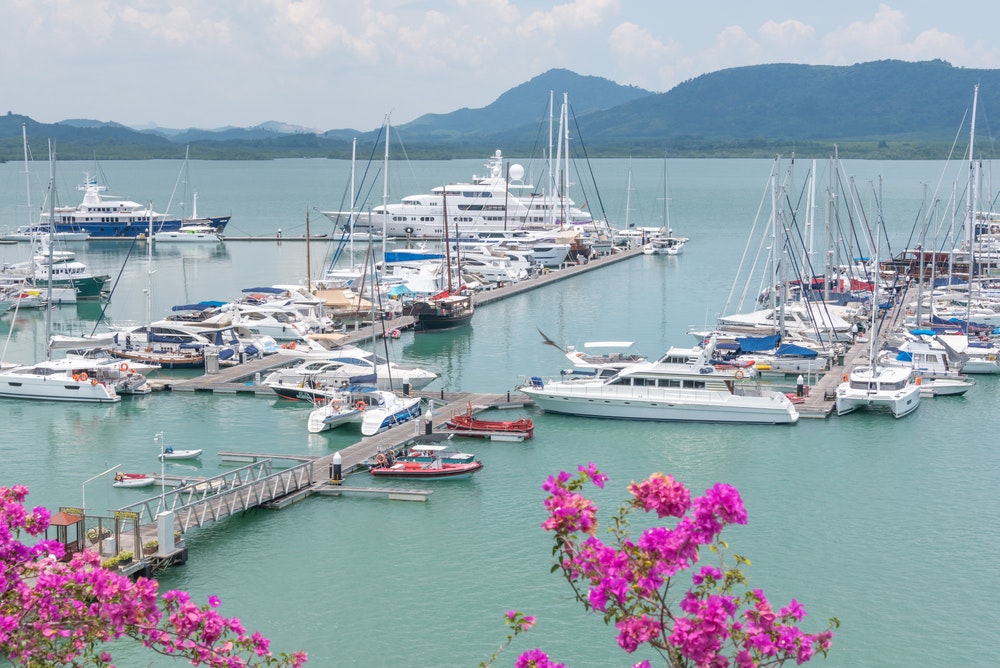 Numerosi yacht e molte imbarcazioni di lusso nel porto di Phuket Yachts Haven Marina, Thailandia