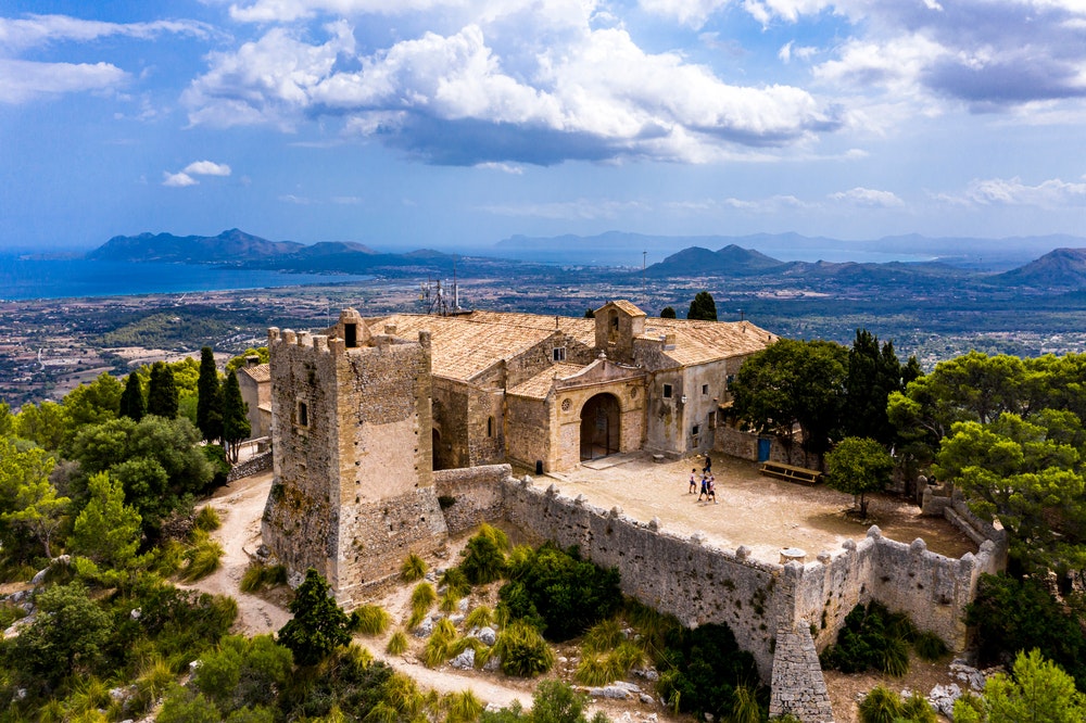 Vista aerea del Santuari de la Mare de Déu del Puig, Isole Baleari, Spagna