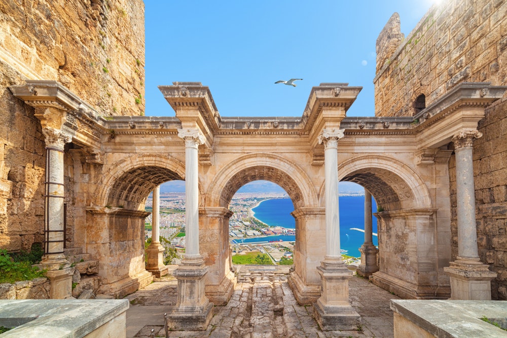 Hadrianus port historiska monument i Antalya, Turkiet