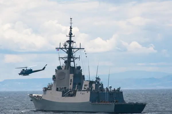 Válečná fregata cvičí zásah proti pirátům