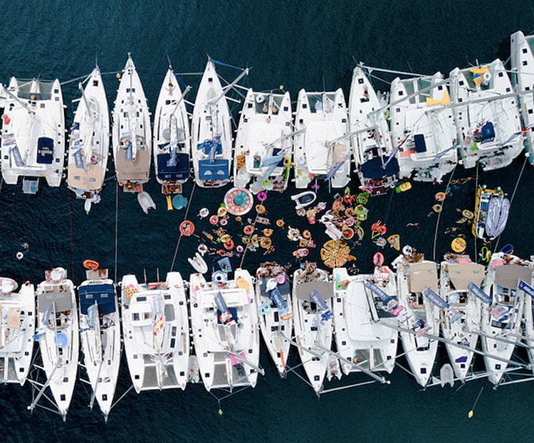 Floaties, διασκέδαση και μια σχεδία τούνελ στο The Yacht Week