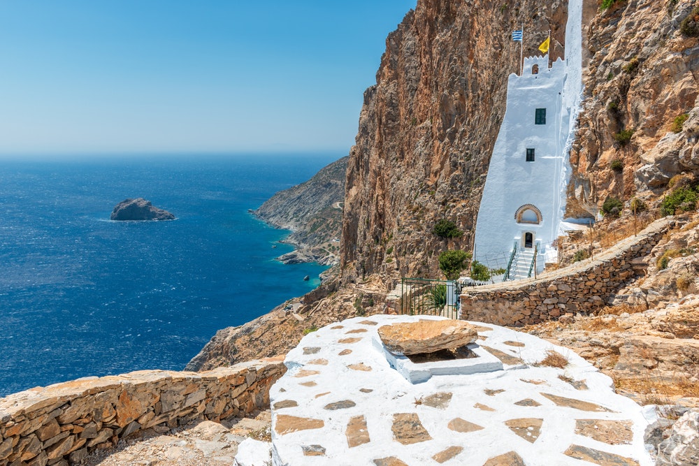 Das berühmte Kloster Hozoviotissa steht auf einem Felsen über dem Ägäischen Meer auf der Insel Amorgos