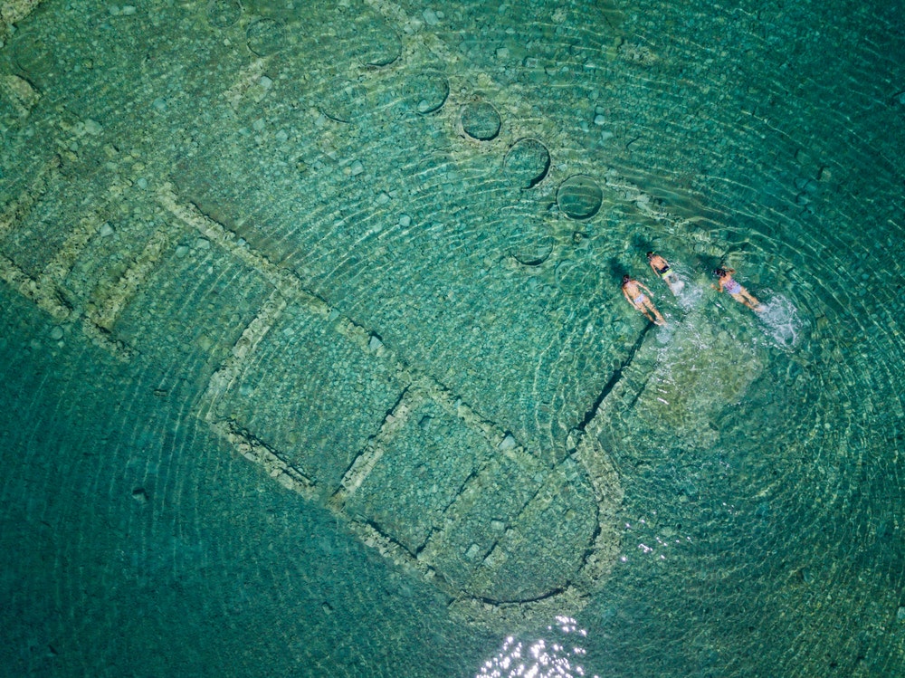 Αποκάλυψη βυθισμένων πόλεων: κολύμβηση με αναπνευστήρα τα αρχαία υποβρύχια ερείπια της Μεσογείου