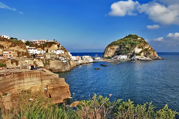 Pohled na Sant Angelo na ostově Ischia
