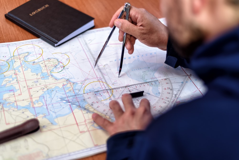 Navigation mit Seekarten in einer Segelbootkarte.