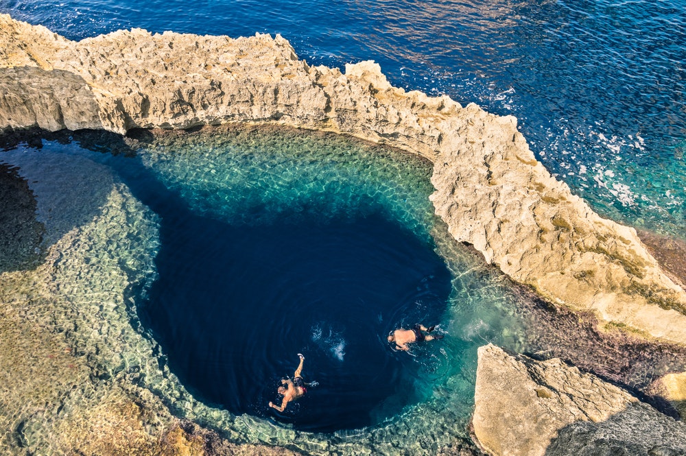 Das tiefblaue Loch am weltberühmten Azure Window auf der Insel Gozo - ein mediterranes Naturwunder im schönen Malta.
