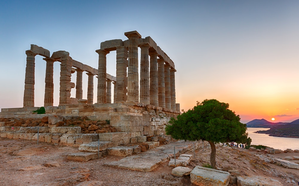 Poseidonův chrám v řeckém Sounionu při západu letního slunce