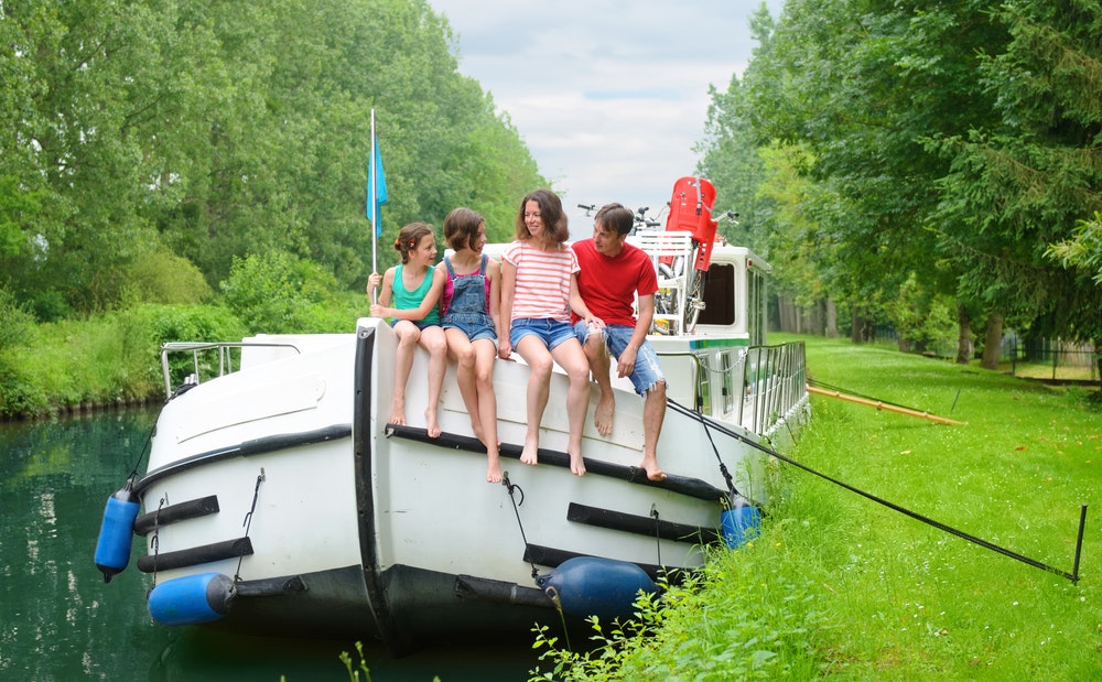 Famiglia in vacanza su una casa galleggiante.