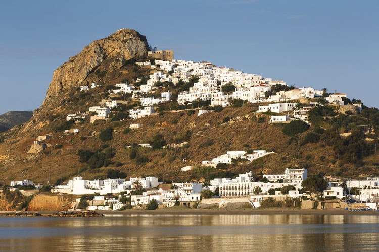 Mesto Skyros s hŕstkou bielych kockatých domčekov dýcha dávnymi časmi