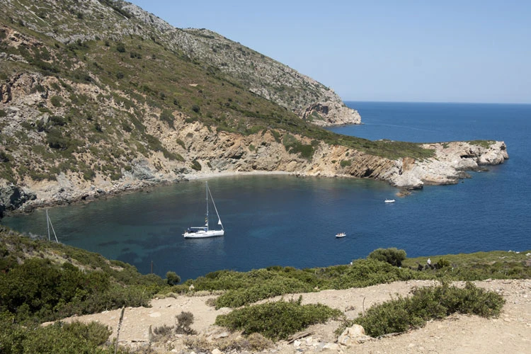 Skyros med en håndfuld hvide kubelignende huse, der taler om gamle tider