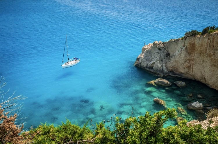 Bílé udesy a tyrkysové moře na ostrově Lefkada